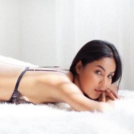 Live Female Model